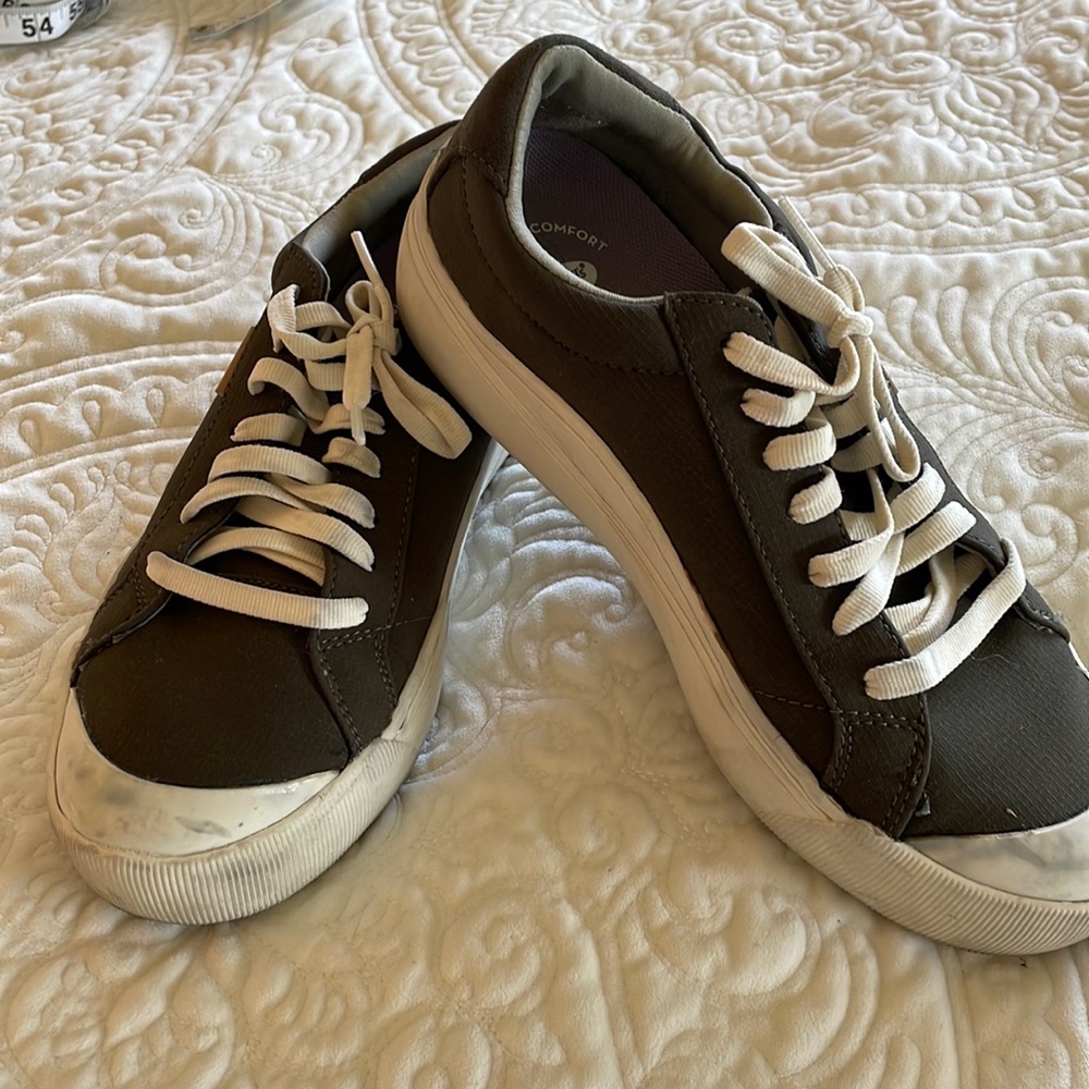 Dr Scholls feminine soft supportive athletic shoes size 8